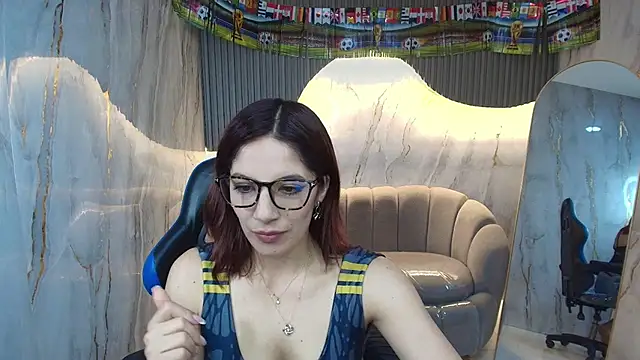 nadia r  online show from 06/17/26, 07:37
