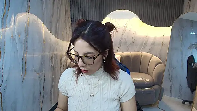 nadia r  online show from 06/19/26, 07:39