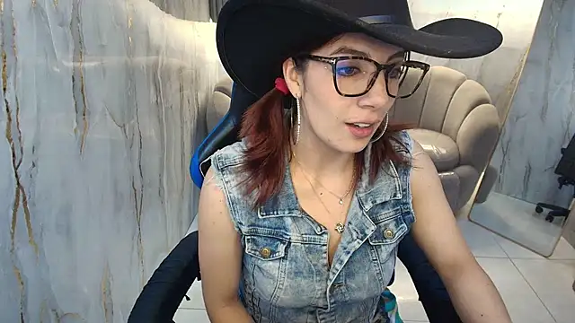 nadia r  online show from 07/04/26, 07:42