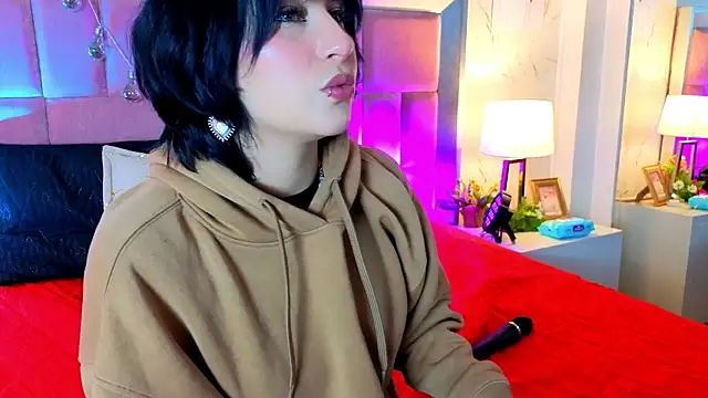 Snapshot of RobinBennett chatting on 05/18/26, 01:39 RobinBennett online show from 05/18/26, 01:39