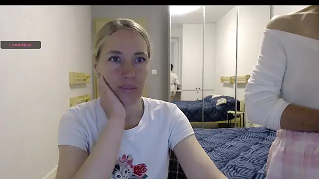 Two Sisters online show from 10/12/25, 04:50