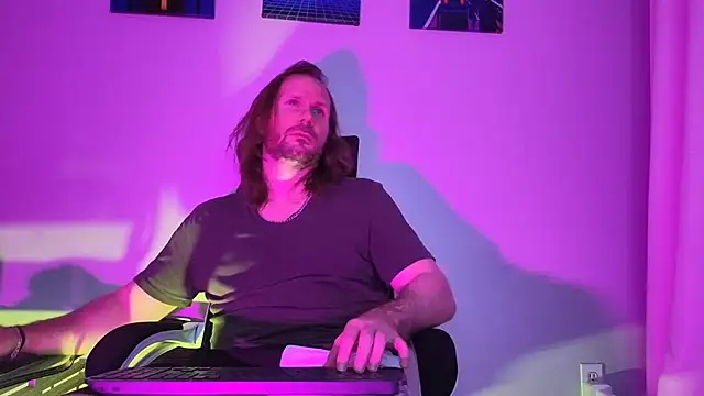 Snapshot of AlbinoAdonis chatting on 09/25/25, 12:36 AlbinoAdonis online show from 09/25/25, 12:36