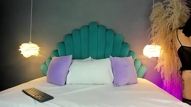 LunaBloomn online show from 10/24/25, 05:09