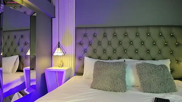 LunaBloomn online show from 10/28/25, 05:04