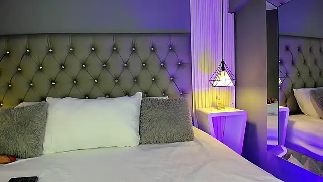 LunaBloomn online show from 12/05/25, 04:47