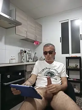 Snapshot of EmilioTaladdro chatting on 05/19/26, 08:26 EmilioTaladdro online show from 05/19/26, 08:26