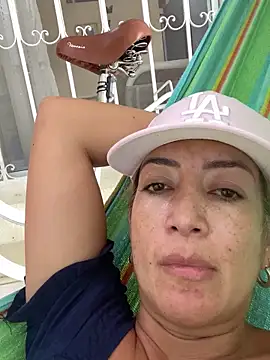 Snapshot of sara_peters_ chatting on 10/12/25, 09:14 sara peters  online show from 10/12/25, 09:14