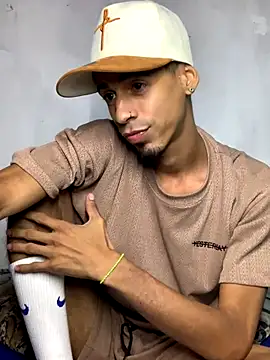 Snapshot of Alexx_1214 chatting on 09/13/25, 02:44 Alexx 1214 online show from 09/13/25, 02:44