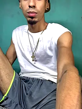 Snapshot of Alexx_1214 chatting on 09/21/25, 04:14 Alexx 1214 online show from 09/21/25, 04:14