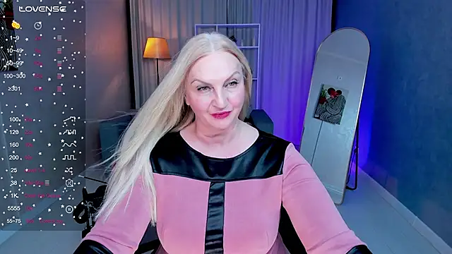 Nina Devillle online show from 11/25/25, 04:07