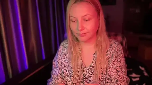 Snapshot of BikiHellena chatting on 10/29/25, 11:28 BikiHellena online show from 10/29/25, 11:28