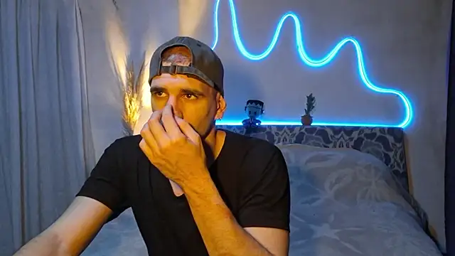 Snapshot of ObeyLust chatting on 11/18/25, 01:00 ObeyLust online show from 11/18/25, 01:00