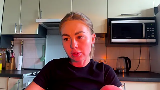 Snapshot of MartaLuna_ chatting on 06/18/26, 02:32 MartaLuna online show from 06/18/26, 02:32