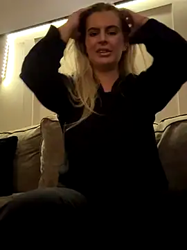 Luce-xxx1 online show from 10/24/25, 04:42