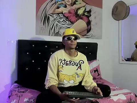 Snapshot of xxKamadevaxx chatting on 05/08/26, 12:43 xxKamadevaxx online show from 05/08/26, 12:43