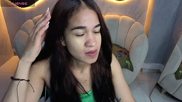 Snapshot of Maia_Tx chatting on 09/27/25, 12:43 Maia Tx online show from 09/27/25, 12:43