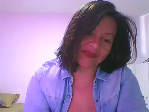 adri89-g online show from 10/26/25, 03:18