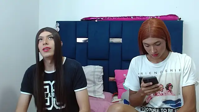 Snapshot of PinkLuna_LolaBloom chatting on 01/17/26, 06:00 PinkLuna LolaBloom online show from 01/17/26, 06:00