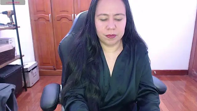 Snapshot of alexandraa19 chatting on 10/11/25, 04:01 alexandraa19 online show from 10/11/25, 04:01