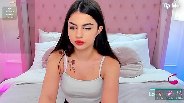 Snapshot of HelenTiny chatting on 11/26/25, 01:34 HelenTiny online show from 11/26/25, 01:34