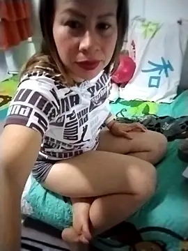 LaraCaliente online show from 11/21/25, 09:41