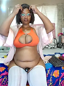 Snapshot of YummyChocTits chatting on 10/07/25, 09:39 YummyChocTits online show from 10/07/25, 09:39