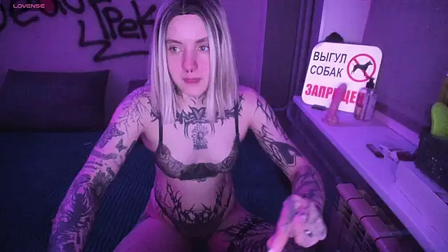 MonikaLowww online show from 04/16/26, 03:02