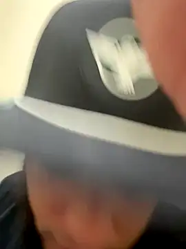 LeoPR00 online show from 10/17/25, 04:09