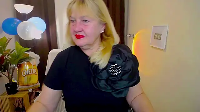 Snapshot of EmmaEllison chatting on 09/17/25, 11:56 EmmaEllison online show from 09/17/25, 11:56