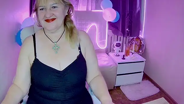 Snapshot of EmmaEllison chatting on 10/05/25, 12:03 EmmaEllison online show from 10/05/25, 12:03