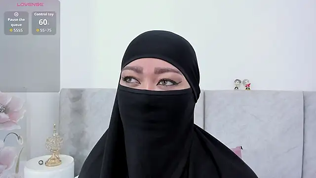 Snapshot of Jadiya_ chatting on 10/14/25, 12:17 Jadiya  online show from 10/14/25, 12:17