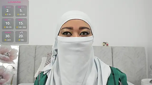 Snapshot of Jadiya_ chatting on 10/16/25, 12:17 Jadiya  online show from 10/16/25, 12:17