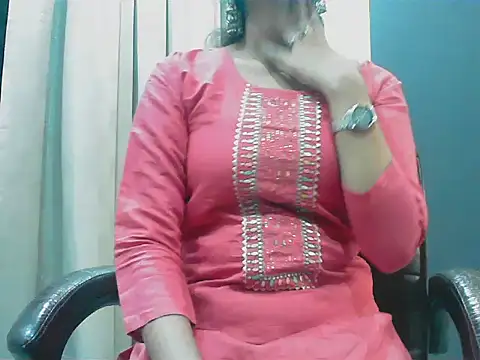 Snapshot of short_girl_ chatting on 10/10/25, 04:39 short girl  online show from 10/10/25, 04:39