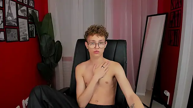 Snapshot of NathanCurl chatting on 10/15/25, 11:21 NathanCurl online show from 10/15/25, 11:21