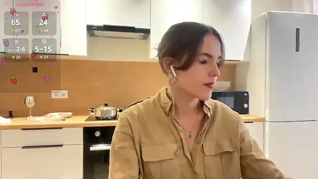 Snapshot of FavorLeila chatting on 09/24/25, 01:14 FavorLeila online show from 09/24/25, 01:14