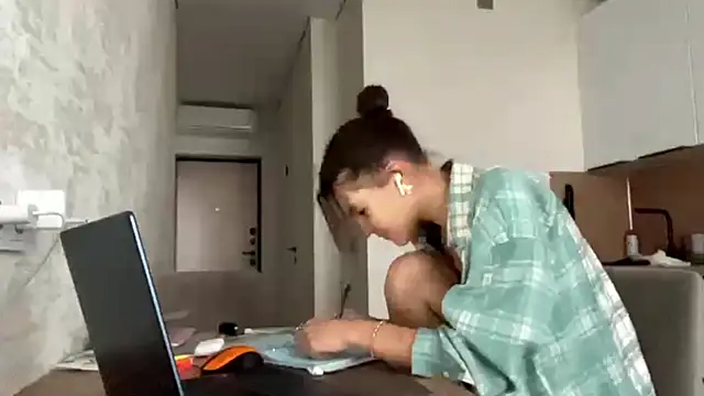 Snapshot of FavorLeila chatting on 09/28/25, 01:16 FavorLeila online show from 09/28/25, 01:16