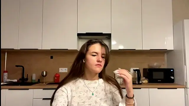 Snapshot of FavorLeila chatting on 09/30/25, 03:17 FavorLeila online show from 09/30/25, 03:17