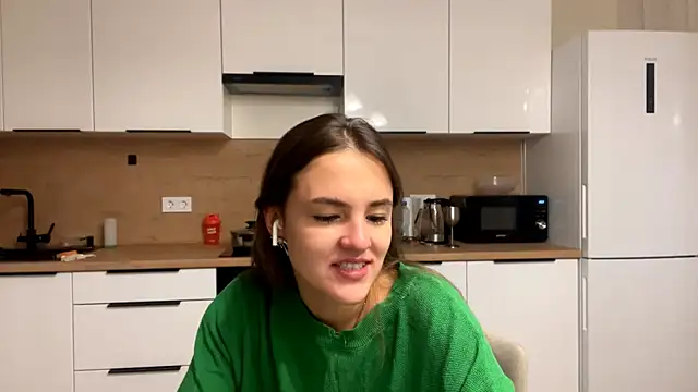 Snapshot of FavorLeila chatting on 10/08/25, 02:04 FavorLeila online show from 10/08/25, 02:04