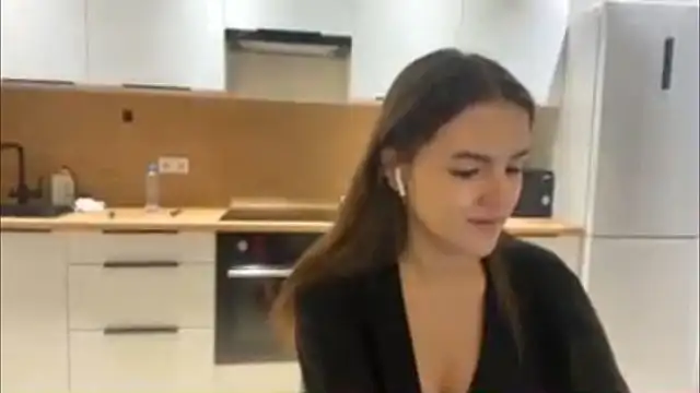 Snapshot of FavorLeila chatting on 10/27/25, 02:10 FavorLeila online show from 10/27/25, 02:10