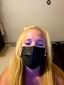 Snapshot of cheey-enne09 chatting on 09/18/25, 10:23 cheey-enne09 online show from 09/18/25, 10:23