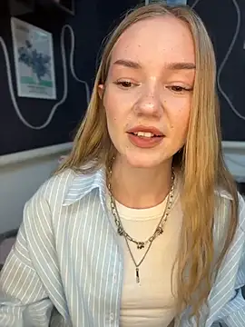 Snapshot of MilaMoone chatting on 05/16/26, 11:31 MilaMoone online show from 05/16/26, 11:31