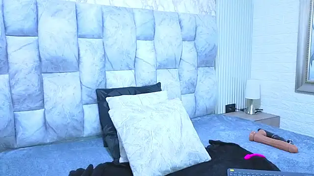 sofiagutierrez   online show from 11/21/25, 03:27