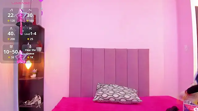 HoollyHendrix online show from 10/06/25, 08:06