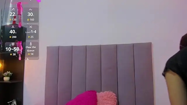 HoollyHendrix online show from 10/21/25, 07:58