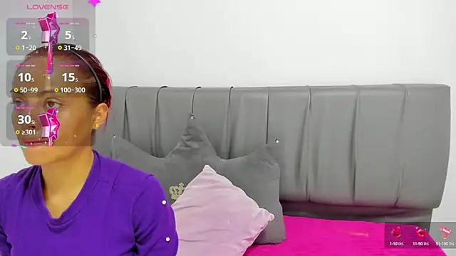 HoollyHendrix online show from 10/30/25, 08:31