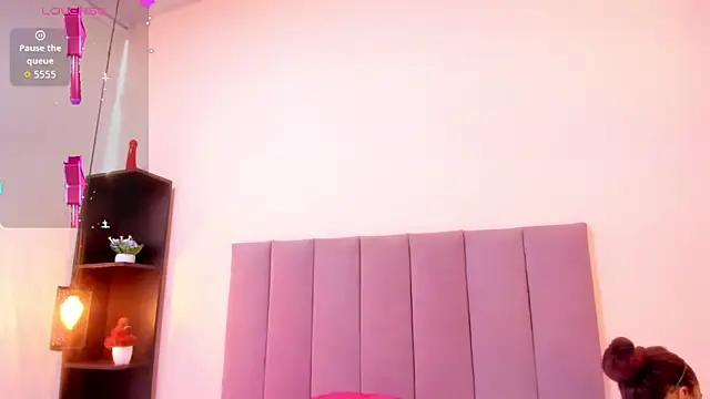 HoollyHendrix online show from 11/18/25, 08:24