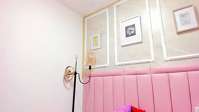 HoollyHendrix online show from 12/02/25, 08:37