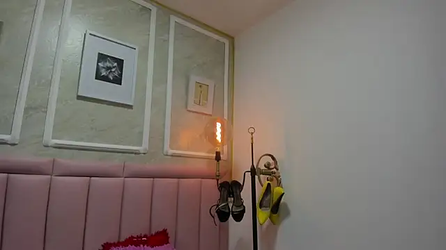 HoollyHendrix online show from 12/19/25, 08:49