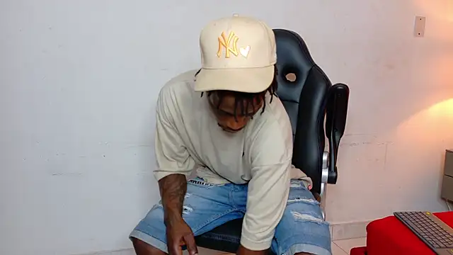 Snapshot of SkylerBigxxx chatting on 10/02/25, 03:57 SkylerBigxxx online show from 10/02/25, 03:57