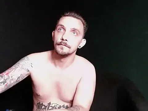 Snapshot of guesswhatbitch chatting on 09/17/25, 09:27 guesswhatbitch online show from 09/17/25, 09:27